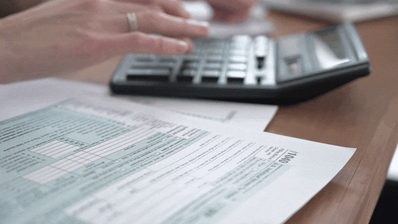 Rotina de atendimento contábil com documentos e calculadora